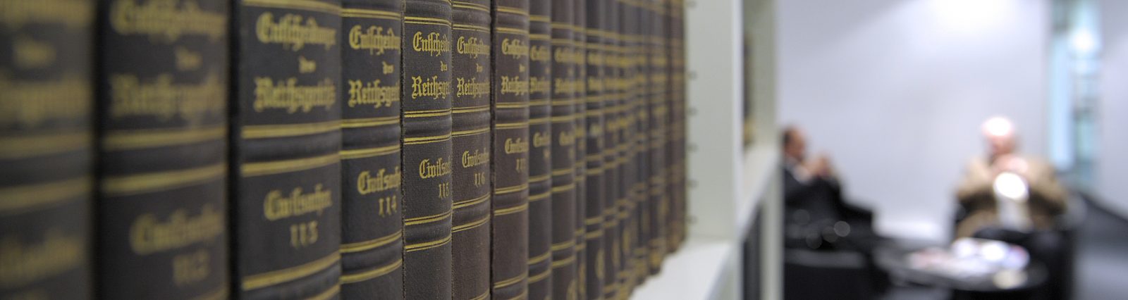 Bücherregal mit Rechtsprechungs-Sammlungen in der Kanzleibibliothek
