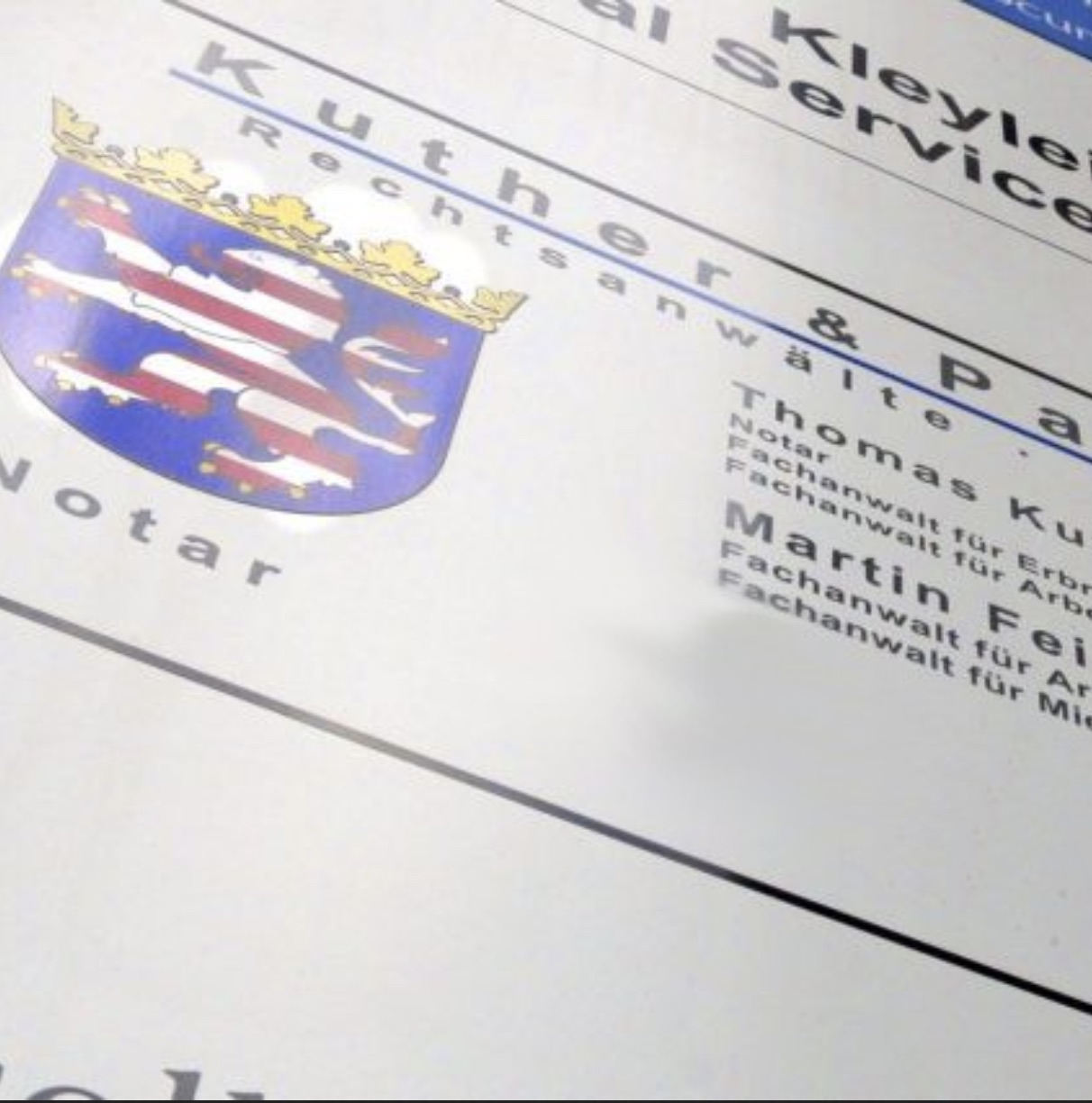 Kanzleischild von Kuther & Partner Rechtsanwälte und Notar am Kanzleigebäude in Frankfurt