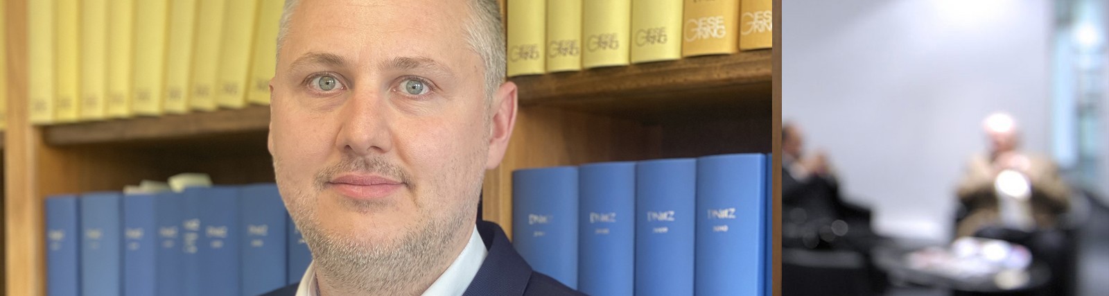 Dr. Jan Ludwig vor der Rechtsprechungs-Sammlung in der Kanzlei
